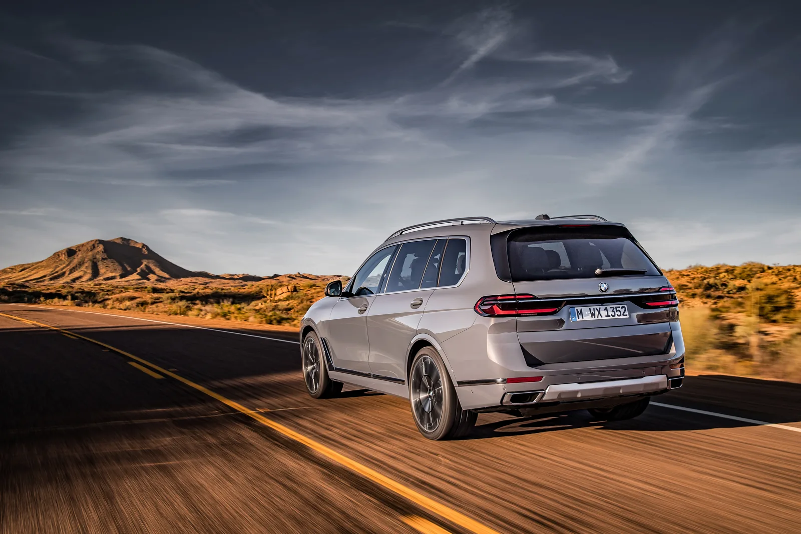 BMW X7 40i 뒤쪽에서 본 주행 모습